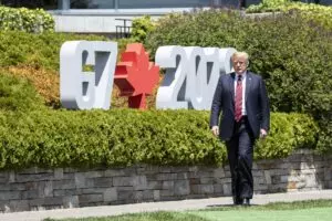 English: President Donald J. Trump arrives at the G-7 Official Welcome, Friday, June 8, 2018, and is greeted by Canadian Prime Minister Justin Trudeau and his wife Mrs. Sophie Gregoire Trudeau, at the Fairmont Le Manoir Richelieu, in Charlevoix, Canada. (Official White House Photo by Shealah Craighead)