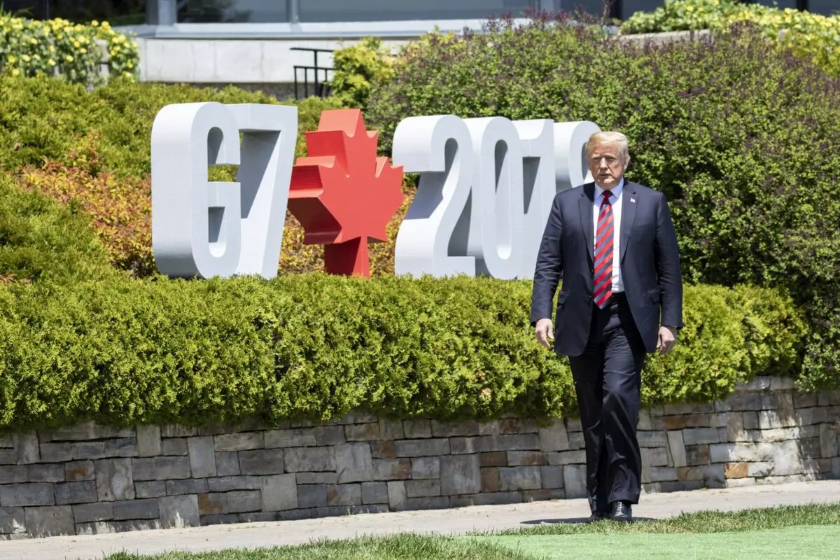 English: President Donald J. Trump arrives at the G-7 Official Welcome, Friday, June 8, 2018, and is greeted by Canadian Prime Minister Justin Trudeau and his wife Mrs. Sophie Gregoire Trudeau, at the Fairmont Le Manoir Richelieu, in Charlevoix, Canada. (Official White House Photo by Shealah Craighead)